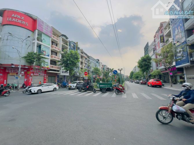 Kẹt tiền bán nhanh MT Phan Xích Long - Bình Thạnh ( 4x20) 5 lầu thang máy . Giá chỉ 30 tỷ