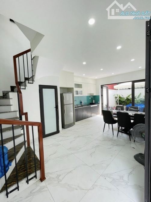 Chỉ 6,1 tỷ , Dt 33m2, 6T Có Nhà Sài Đồng, Long Biên (ô tô đỗ gần)
