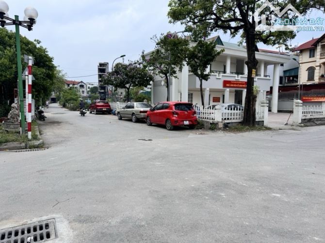 NHÀ ĐẸP Ở NGAY-Trung Tâm Long Biên-FULL NỘI THẤT- GẦN HỒ - TIỆN ÍCH - CÁCH 1 NHÀ RA Ô TÔ