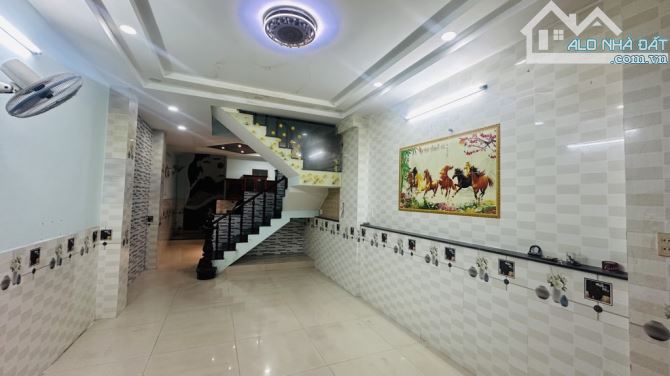 NHÀ ĐẸP Ở NGAY,HẺM OTO ĐẬU CỬA,SÁT MẶT TIỀN,3 TẦNG,56M2(4x14),CHỈ 5.5 TỶ