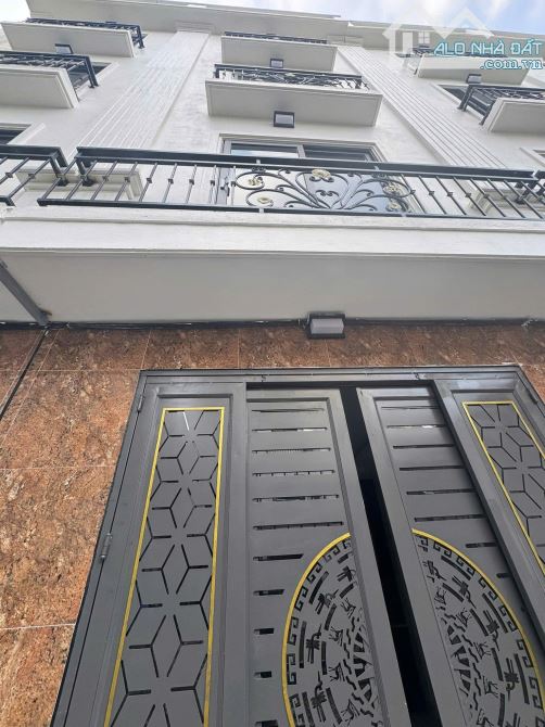 Sau khu D Gleximco, 5 phút ra Lê Trọng Tấn cách AEON chỉ 3km, 4 tầng 4,35 tỉ