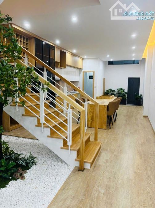 Bán nhà 3 tầng 3 mê đường 5m5 Hoà Cường sát Phan Đăng Lưu. Dt 81m2 ngang 4m5 vô ở tốt