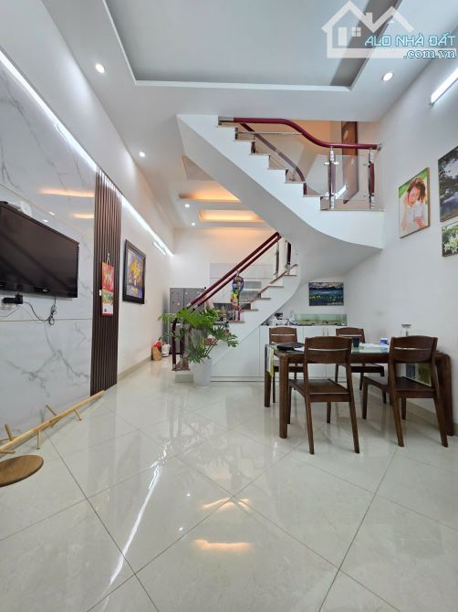Bán nhà đẹp ngõ 898 Đường Láng quận  Đống Đa - Sổ 41.3m2 - 5 tầng - MT 4,2m  - Mới đẹp