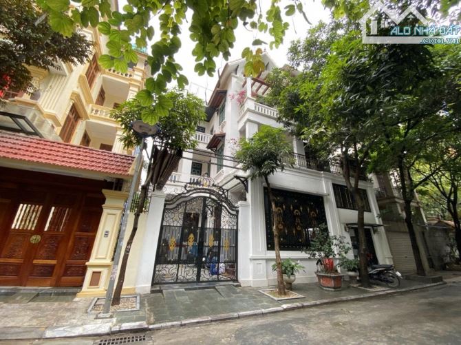 Bán Biêt Thự KĐT Định Công 150m2 - Mặt Tiền 10M - 4 Tầng - Ô tô Tránh, Vỉa Hè Rộng.