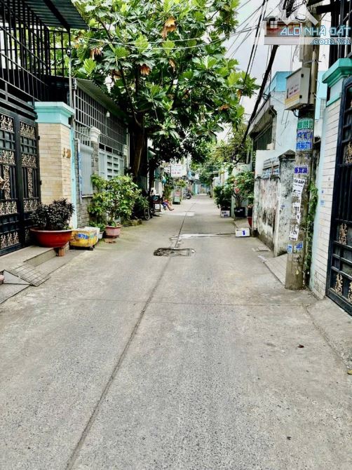 Gần chợ đầu mối Hóc Môn. Nội thất gỗ đẹp, Hẻm xe hơi, cách 150m ra Nguyễn Thị Sóc.
