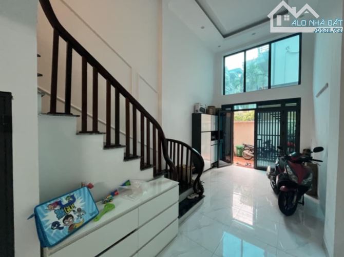 BÁN NHÀ KIM GIANG 50M2 5 TẦNG 4 PHÒNG MT 4M 8 TỶ