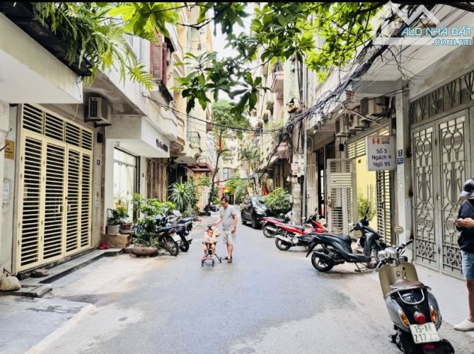 NHÀ PHÂN LÔ HOÀNG CẦU - DT RỘNG - NGÕ ÔTÔ CHẠY VÒNG QUANH - GẦN HỒ HOÀNG CẦU