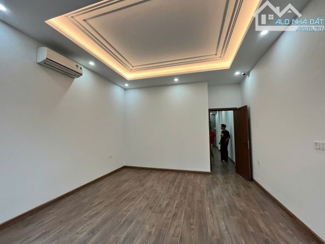 Cho thuê văn phòng tại Vũ Trọng Khánh Hà Đông, mới đẹp ô tô đỗ cửa