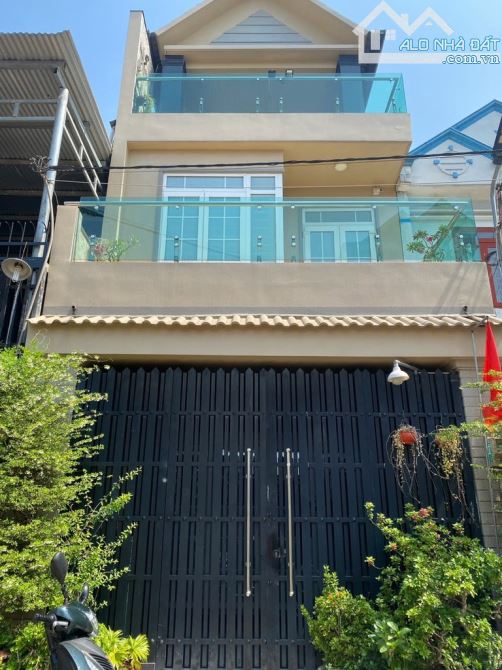 Ngay Phạm Thị Giây,  Thới Tam Thôn Hóc Môn. Gần Tô kÝ, gần ngã 5 chùa hang. 100m2, 3 lầu.