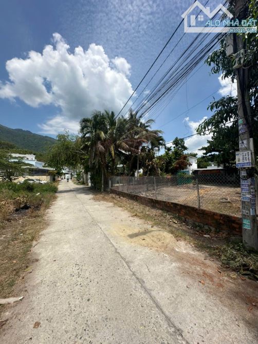 đất mặt tiền la văn cầu P.nam nha trang. hướng đông nam