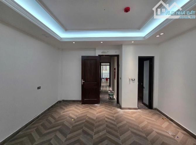Bán nhà Hoàng Quốc Việt, ô tô đỗ cửa vào nhà, xây mới đẹp, thang máy, kinh doanh