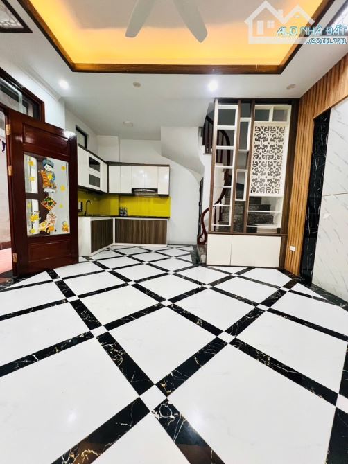 LẠC LONG QUÂN- 32M x 5 TẦNG - NHỈNH 7 TỶ - FULL ĐỒ - Ô Tô Đỗ Gần