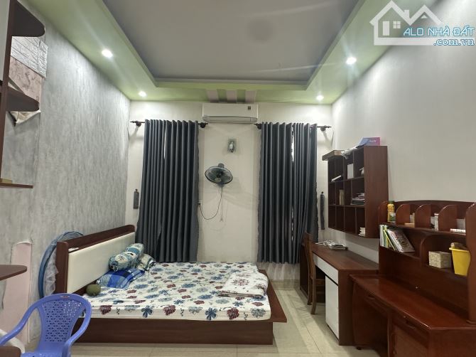 Bán BIỆT THỰ ĐẲNG CÂP 242m2 ngay Trung Tâm Dĩ An,ngang KHỦNG 12m - 6