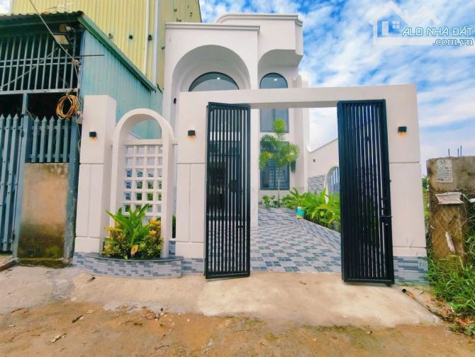 Chỉ 2 tỷ 550tr  cần bán nhanh căn nhà đẹp giáp Hóc Môn TP HCM thuộc Mỹ Hạnh Nam LONG AN - 1