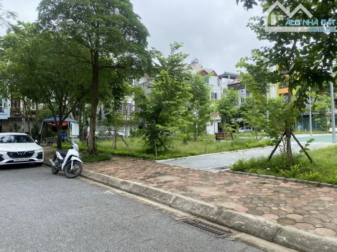 9 tỷ có đất Phân Lô Tái định cư Giang Biên vỉa hè oto tránh cực hiếm - 1