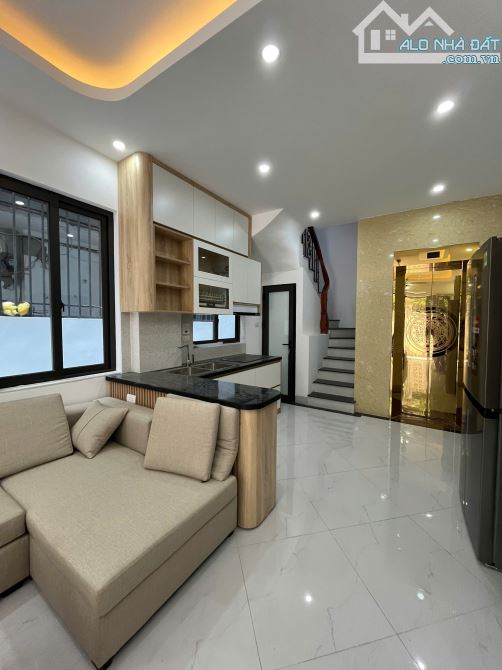 Bán nhà Kim Ngưu - 5 tầng thang máy mới koong - Lô góc, ngõ thông, rộng - 30m ra phố.