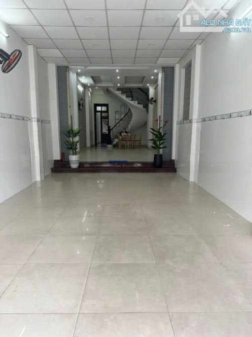 Nhà 4 tầng Mặt tiền đường NGUYỄN VĂN QUÁ phườngĐHT Q12 dt 98,3m2 Đường 12m THU NHẬP 25TR/T - 1