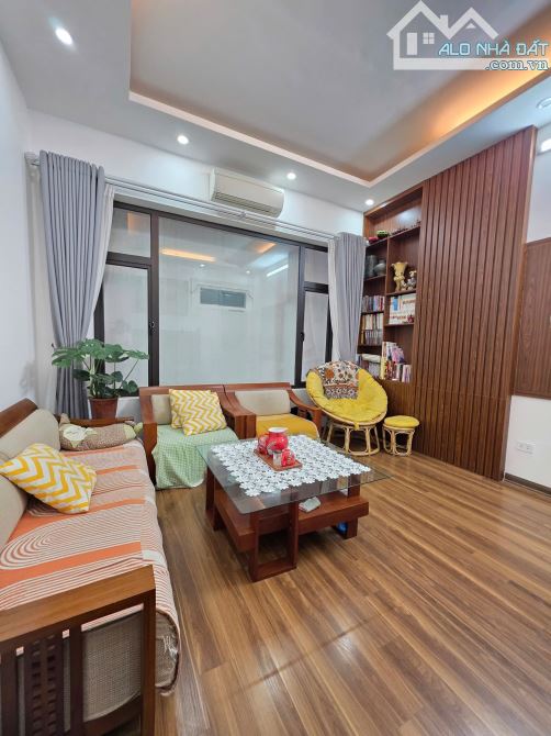 Bán nhà đẹp ngõ 898 Đường Láng quận  Đống Đa - Sổ 41.3m2 - 5 tầng - MT 4,2m  - Mới đẹp - 1