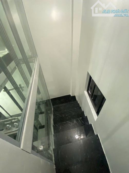 6 tầng thang máy, ngõ vip Nguyễn Văn Cừ, oto vào, ở sướng full nội thất, 39m2. Giá 12.8 tỷ - 18