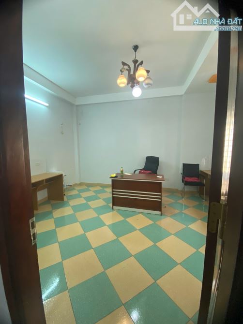 Cho thuê nhà riêng lô góc Đỗ Quang. DT 70m2, 5 tầng, ngõ oto. Giá 35 triệu(thg) - 2