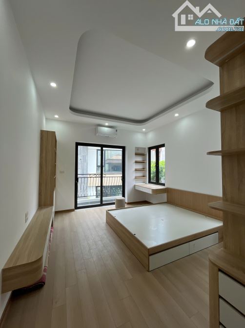 Bán nhà Kim Ngưu - 5 tầng thang máy mới koong - Lô góc, ngõ thông, rộng - 30m ra phố.