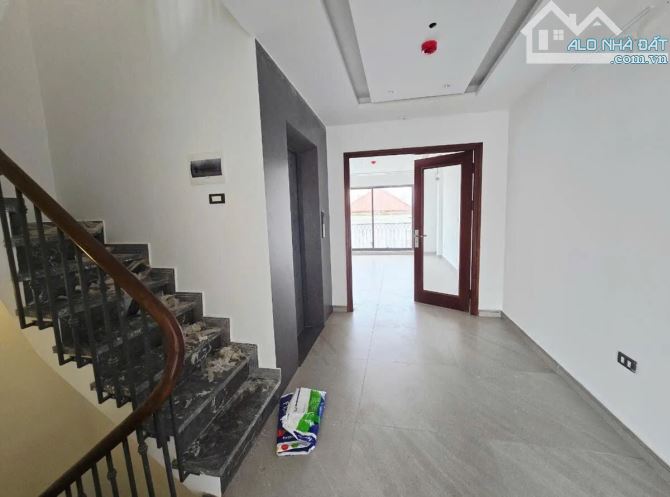 Bán nhà Hoàng Quốc Việt, ô tô đỗ cửa vào nhà, xây mới đẹp, thang máy, kinh doanh - 2
