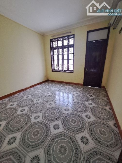 Nhà ngõ 100 đường Hoàng Quốc Việt. Diện tích 70m2 x 4 tầng mỗi tầng 2 phòng có điều hòa - 3