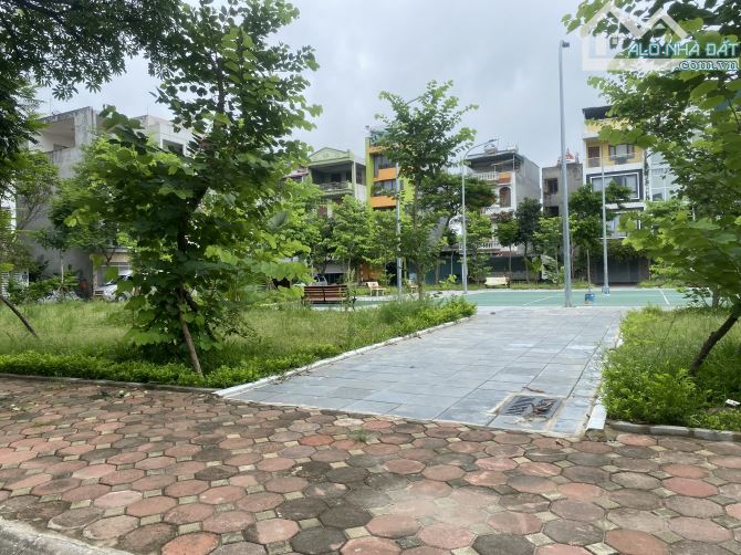 9 tỷ có đất Phân Lô Tái định cư Giang Biên vỉa hè oto tránh cực hiếm - 3