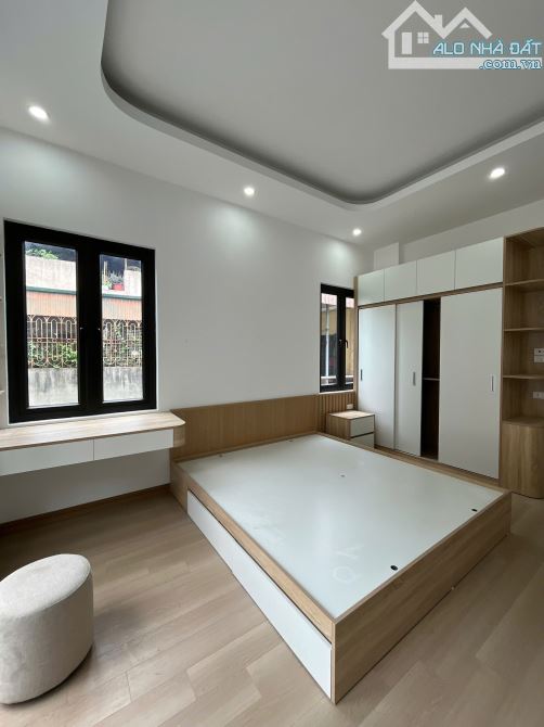 Bán nhà Kim Ngưu - 5 tầng thang máy mới koong - Lô góc, ngõ thông, rộng - 30m ra phố.