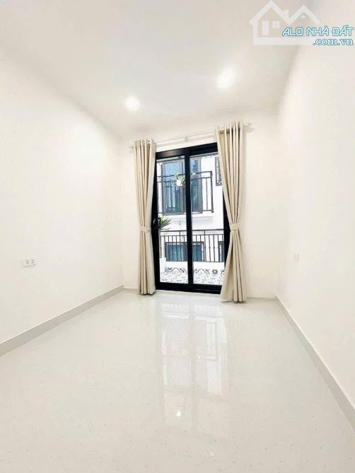 Cần bán gấp nhà phố Quốc Tử Giám 20m  5 tầng 3mt 4.68 tỷ Đống Đa  lô góc cách 1 nhà ra mặt - 3