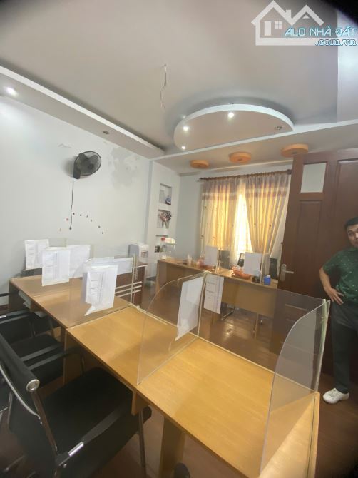 Cho thuê nhà riêng lô góc Đỗ Quang. DT 70m2, 5 tầng, ngõ oto. Giá 35 triệu(thg) - 4