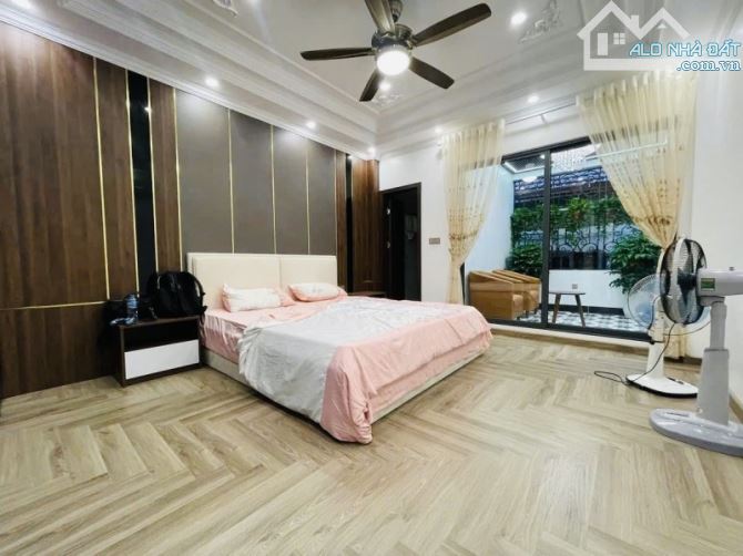 Nhà mặt phố Ngô Gia Tự, Long Biên, Hà Nội. 7 tầng, full nội thất. DT 92m2. Giá 30 tỷ - 4