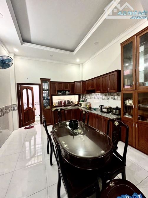 Gần chợ đầu mối Hóc Môn. Nội thất gỗ đẹp, Hẻm xe hơi, cách 150m ra Nguyễn Thị Sóc. - 4