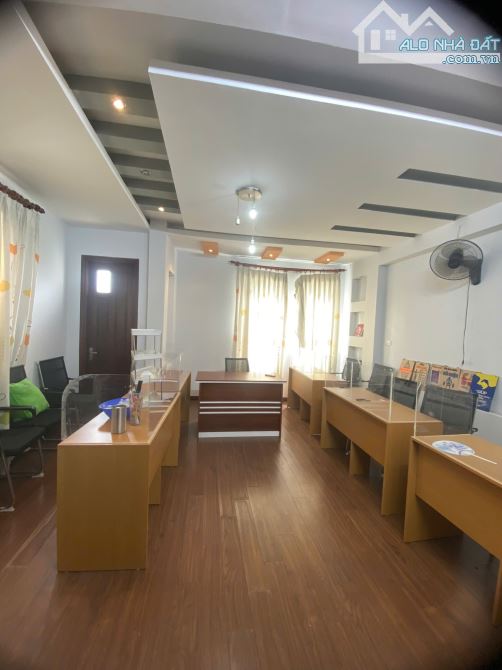 Cho thuê nhà riêng lô góc Đỗ Quang. DT 70m2, 5 tầng, ngõ oto. Giá 35 triệu(thg) - 5