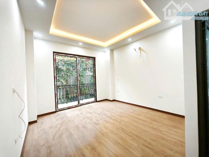 Bán Nhà Lạc Long Quân Dân Xây Mới - DT 60m² × 5 Tầng Thang Máy - 50m Ra Hồ Tây - 6
