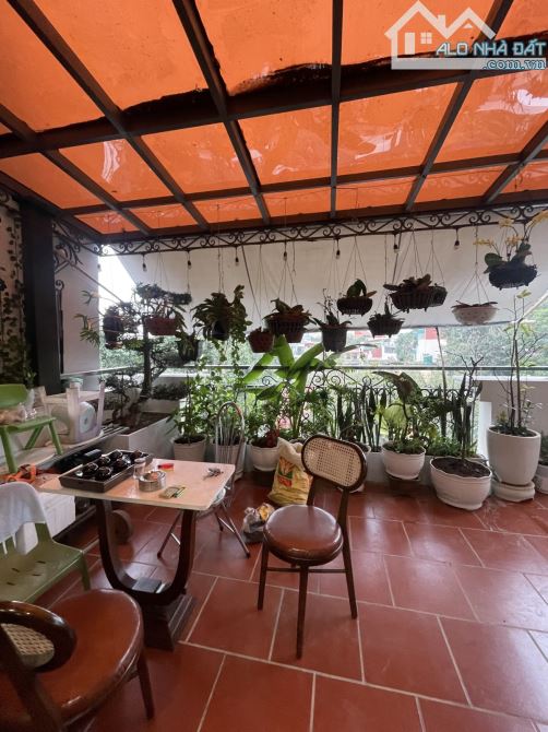 BÁN TÒA NHÀ LÔ GÓC PHÙNG HƯNG- HOÀN KIẾM, 110 M2, MT 10M, GIÁ 131 TỶ.