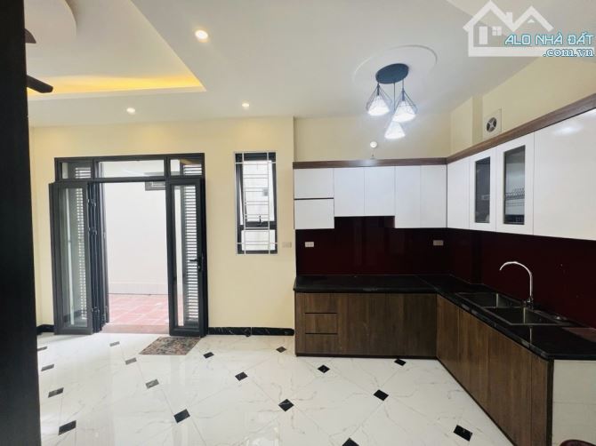 TRUNG TÂM_CỰ KHỐI NHÀ MỚI-5 tầng -Ô TÔ đỗ Cổng _chỉ 5,6 tỷ - sẵn ở luôn - 7