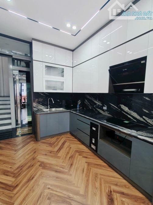 6 tầng thang máy, ngõ vip Nguyễn Văn Cừ, oto vào, ở sướng full nội thất, 39m2. Giá 12.8 tỷ - 8