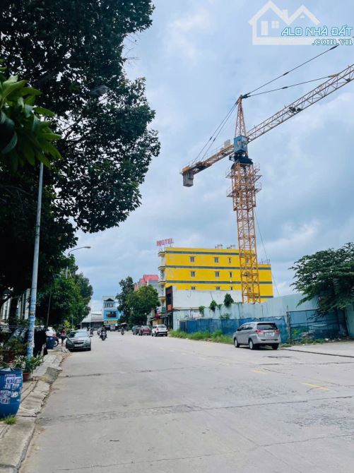 Bán Nhà 6 Tầng Mặt tiền đường N3 ngay Vincom Dĩ An DT: 143m2 Giá 10.5 Tỷ - 8