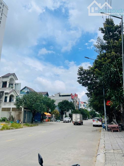 Bán Nhà 6 Tầng Mặt tiền đường N3 ngay Vincom Dĩ An DT: 143m2 Giá 10.5 Tỷ - 9