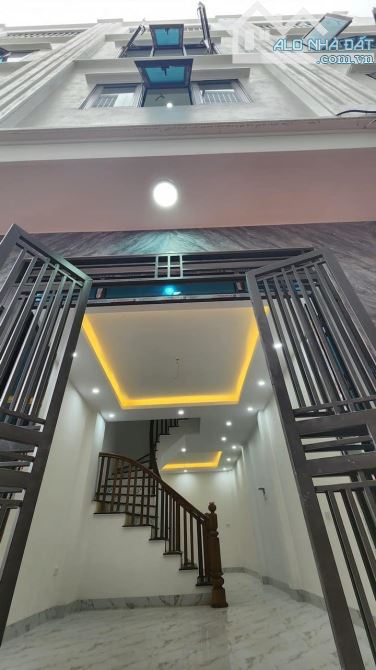 Nhà 4 tầng 36m2, 4 ngủ, ô tô đỗ ngõ, ngay ngã tư xanh đỏ Ỷ La Dương Nội, giá 4.8 tỷ