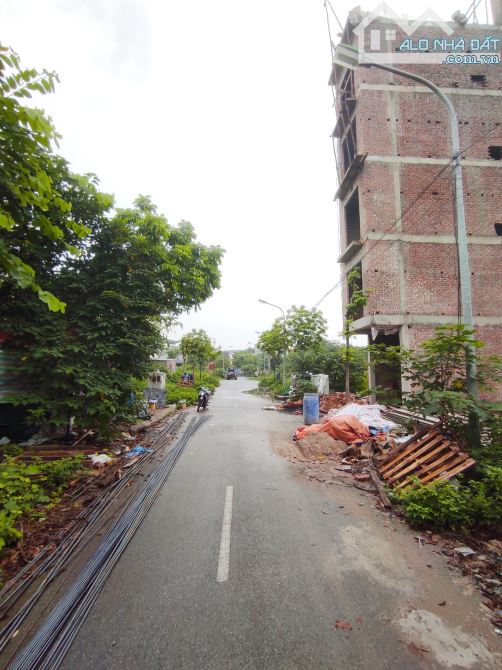 BÁN NHÀ TÁI ĐỊNH CỰ TỨ HIỆP . PHÂN LÔ Ô TÔ TRÁNH . DT 30 M . NHÀ 6 TẦNG .