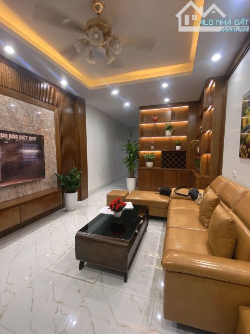 SIÊU PHẨM NHÀ ĐẸP, Ở LUÔN, GẦN PHỐ, Ô TÔ, THANG MÁY, HOÀNG QUỐC VIỆT, GIÁ RẺ