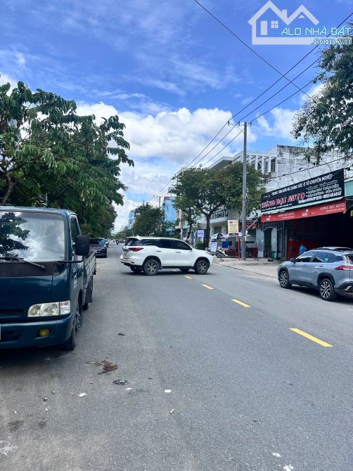 Bán nền mặt tiền Nguyễn Tri Phương trên đất có 5 phòng trọ đang cho thuê dt 5x18 hướng ĐB