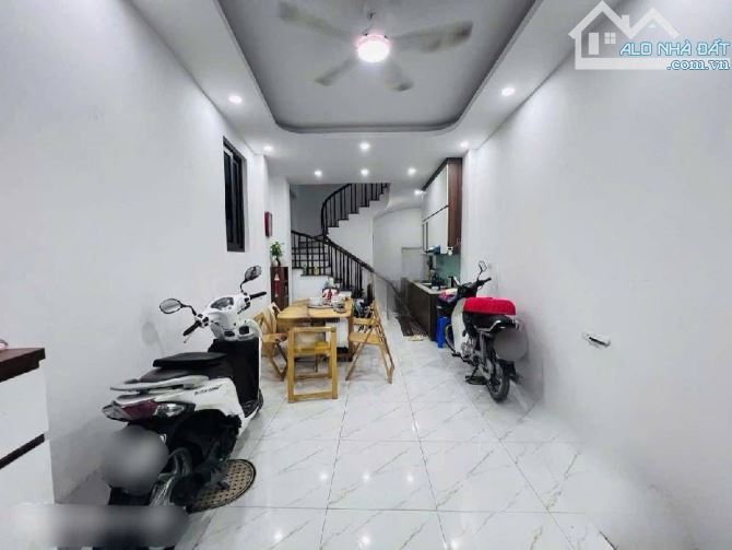 Bán nhà Mỹ Đình, dt37m, lô góc 2 thoáng, gần ô tô, full nội thất. 8,5 tỷ.