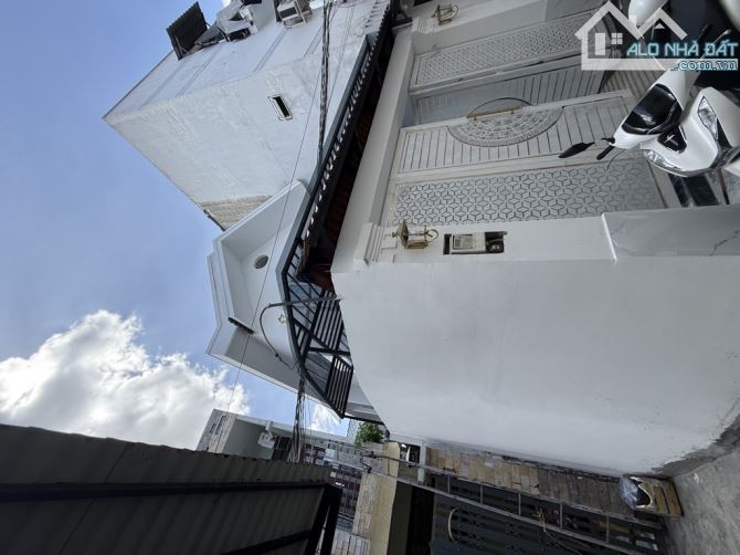 Bán Gấp HXH thị trấn Nhà Bè dt122m2 nhà 2 tầng mới 95%