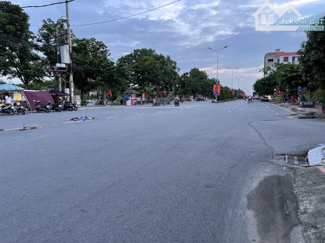 Bán đất Hương Mạc, trục chính kinh doanh, đường thông ô tô tránh, cửa hàng san sát, hơn3tỷ