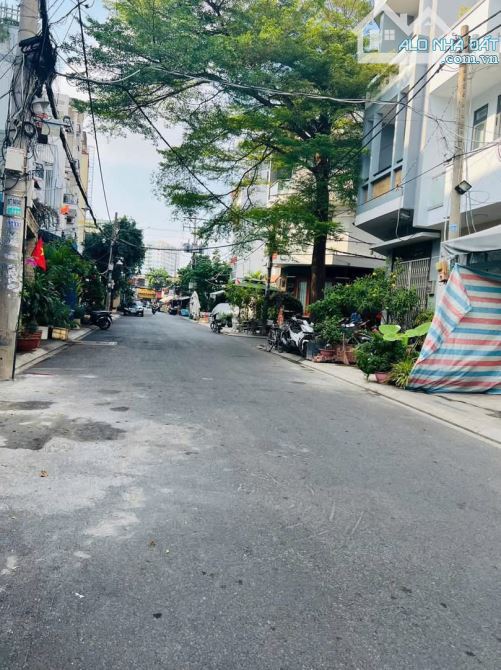 Hẻm 10m Thoại Ngọc Hầu, Hoà Thạnh, DT 4x18m, cấp 4, giá 8.5 tỷ
