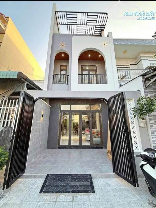 NHÀ ĐẸP BÌNH CHÁNH, gần chợ Hưng Long rộng 3 phòng ngủ