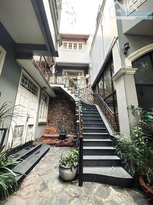 6.5x16m- hẻm kinh doanh Lê Thị Riêng- Quận 1, 3 tầng, hđt 33 triệu / tháng- bán 17.8 tỷ